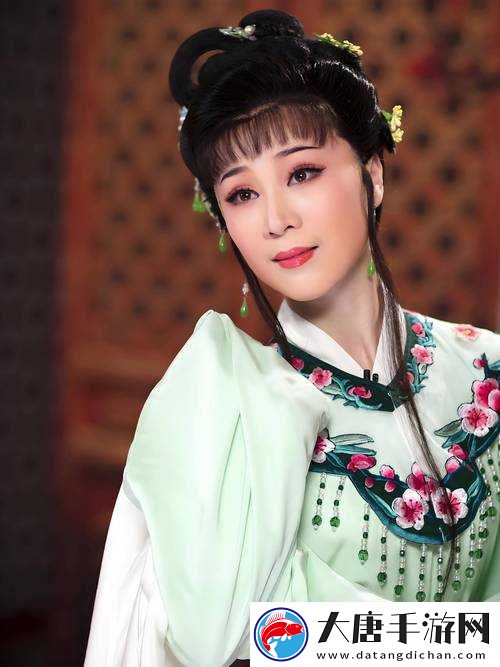 她为何开始拒绝却又慢慢迎合师姐？这背后到底有着怎样的故事？